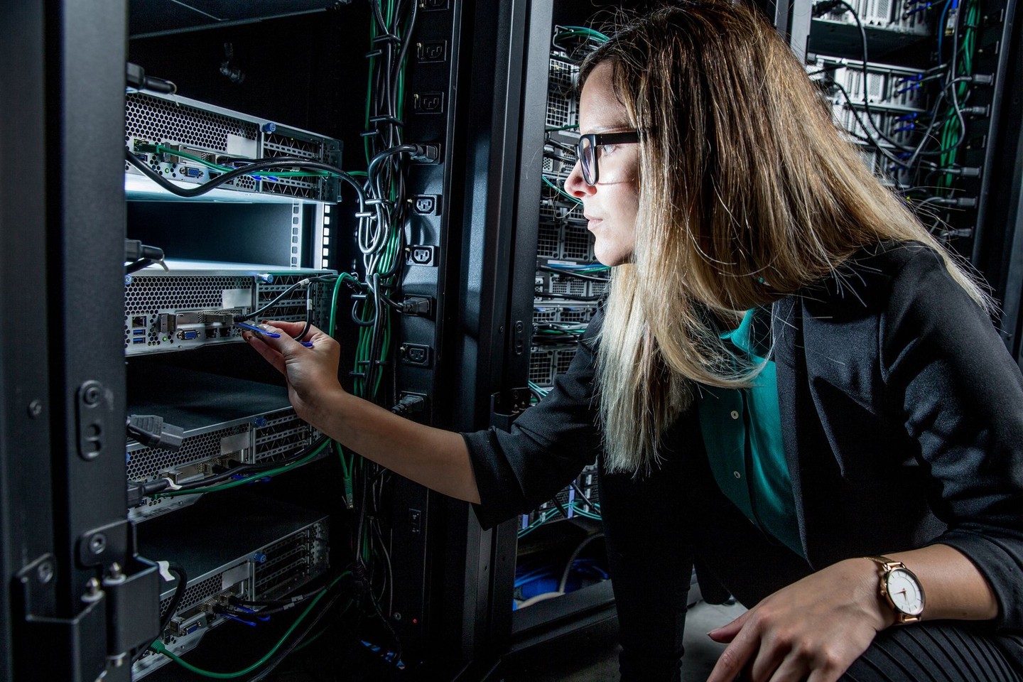 What Happens to AI Stocks if the Fed Hikes Rates Again?
