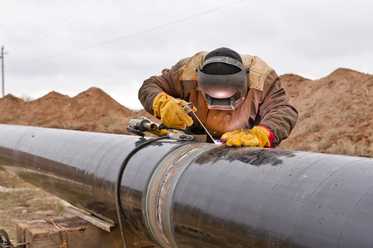 Worker repairing a gas pipeline. 