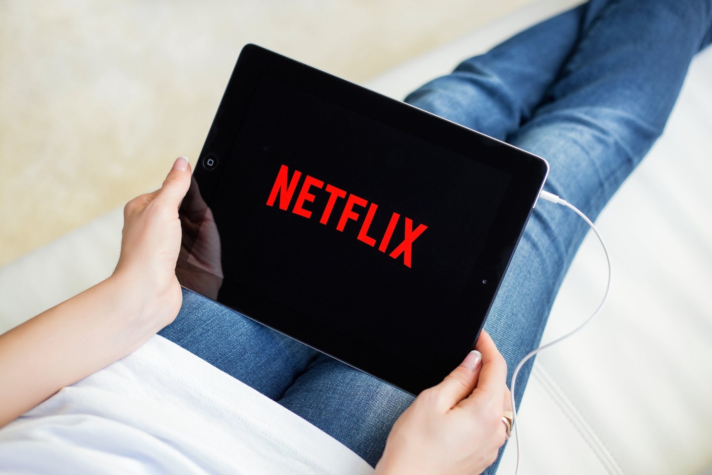 Netflix stock sinks on Q4 earnings, creating opportunity for long-term  investors