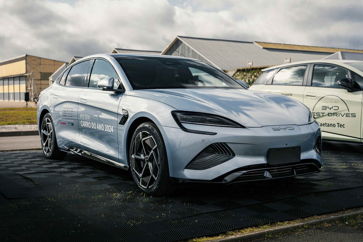 比亚迪股票与特斯拉股票：哪个是2026 年更好的电动车投资选择？